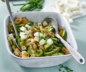 Warmer Zucchini-Champignon-Salat mit Feta