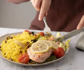 Salmón y verduras al vapor con arroz amarillo y pasas