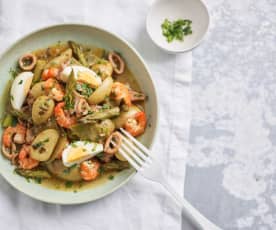 Salada morna de lulas e camarão com legumes e ovo