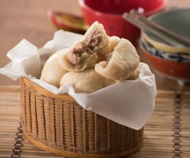 Xian rou bao zi (steamed pork buns)