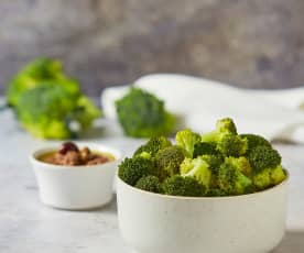 Contorno di broccoli al vapore con salsa alle alici e olive