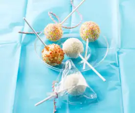 Kokosnuss-Lollipops mit weisser Schoggi