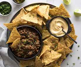 Nachos con carne y salsa cheddar