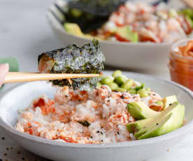 Poke bol de salmón, aguacate y alga nori