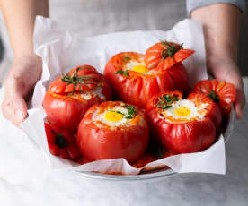 Tomates farcies façon chakchouka et œufs pochés