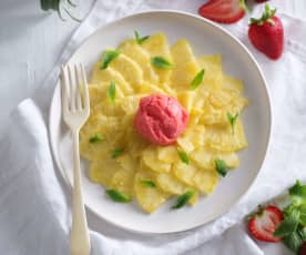 Ananas-Carpaccio mit Erdbeersorbet