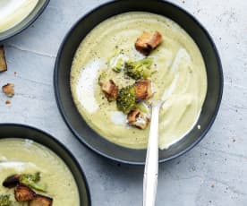 Sopa de brócolos e gorgonzola com croutons integrais