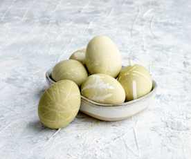 Gotowanie i farbowanie jajek na zielono (zieloną herbatą)