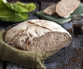 Chleb pszenno-żytni z kminkiem na zakwasie pieczony na liściu kapusty