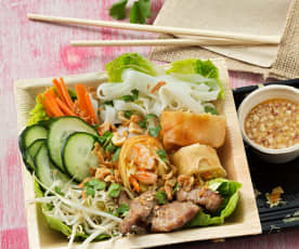 Ensalada vietnamita con rollitos de primavera 