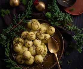 Bolinhas de batata e queijo mozarela com azeite de ervas