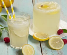 Zitronenlimonade zuckerreduziert