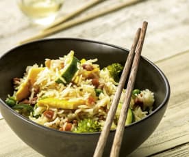 Asiatisk ris med egg og grønnsaker