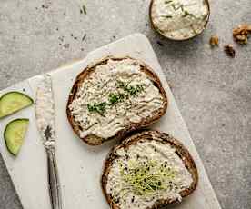 Kanapki z pastą z ogórka i ricotty