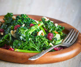 Kale, broccolini y arándanos con almendras