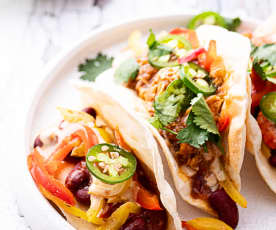 Tacos com vários recheios (frango, camarão e vegan) e molho tahini