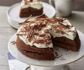 Schokoladenkuchen mit Schlagsahne