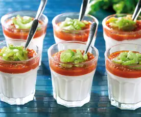 Bicchierini di yogurt greco e pomodoro
