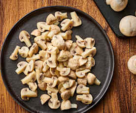 Cozer 400-500 g de cogumelos Paris em quartos