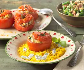 Gefüllte Tomaten mit Fisolensalat und Kurkumareis
