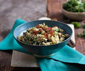 Makaron z jarmużem i szynką