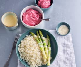 Szparagi, ryż z parmezanem i cytrynowym sosem zabajone; Jagodowa pianka