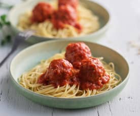 Espaguetis y albóndigas con salsa de tomate