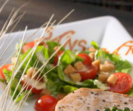 Caesar Salad zu Thunfischsteak mit Pfeffersauce