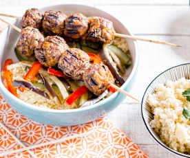 Brochettes de bœuf épicé aux légumes du soleil et boulgour