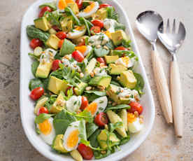 Spinach and rocket salad with cream cheese dressing