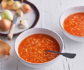 Sopa de fideos y tomate