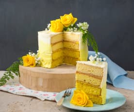Torta multistrato al limone e fiori di sambuco