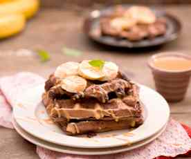 Gofry czekoladowe z sosem toffi i bananami