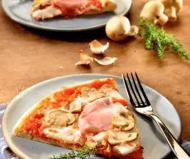 Pizza mit Schinken und Pilzen 