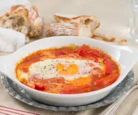 Huevos con salsa de tomate y pimiento rojo