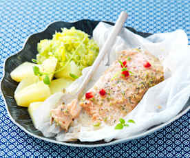 Salmone al cartoccio con salsa al melograno, fonduta di porri e patate al vapore