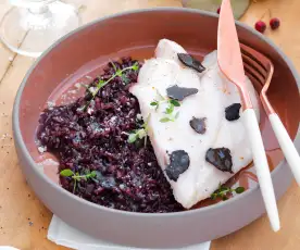 Filetes de peixe galo com arroz preto e molho de trufa