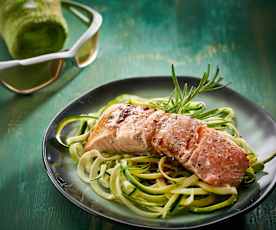 Salmone con noodles di zucchine