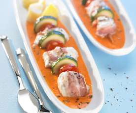Fisch-Tomaten-Spieße mit Kartoffeln und Paprikasauce