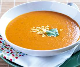 Sopa de tomate com manjericão