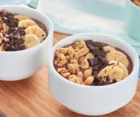Smoothie bowl de chocolate, plátano y cacahuetes