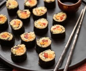 Sushi z komosy ryżowej i batatów