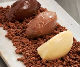 Cremoso ai tre cioccolati su sabbia al cacao