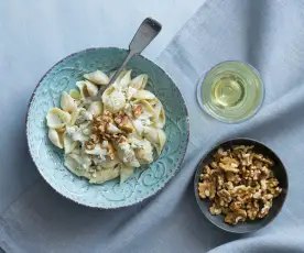 Creamy blue cheese with shell pasta