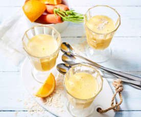 Śniadaniowy koktajl pomarańczowy z otrębami i marchewką