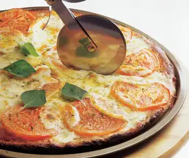 Pizza integral con tomate y mozzarella