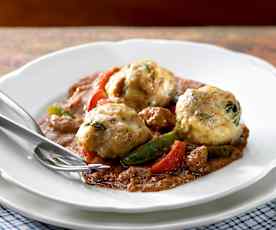 Goulash de carne com bolinhos de pão