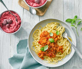 Grünkern-Bolognese mit Spaghetti und Basilikum-Himbeer-Eis