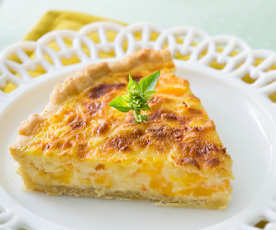 Quiche de cuatro quesos y durazno