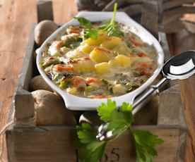 Gemüseauflauf mit Kartoffeln und Parmesan überbacken